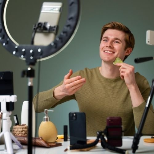 Man Recording food Video o Mobile